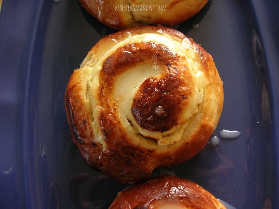 Drożdżowe ślimaczki z serem Drożdżowe ślimaczki z serem