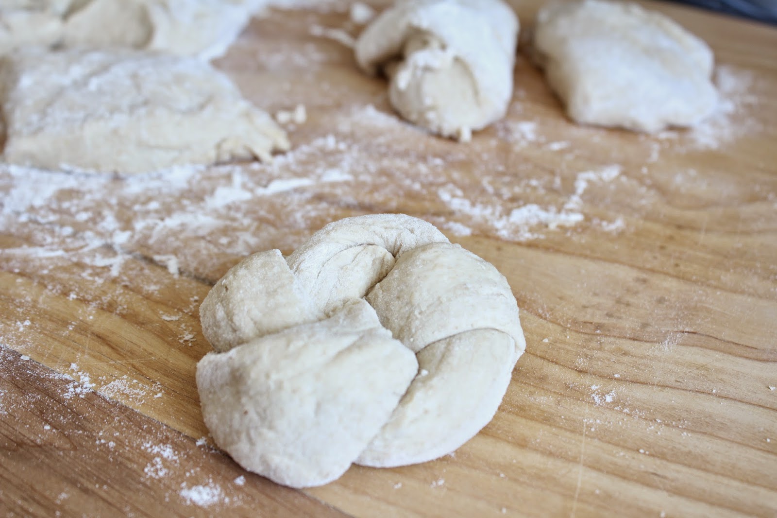 domowe kajzerki zaplatanie etap 6